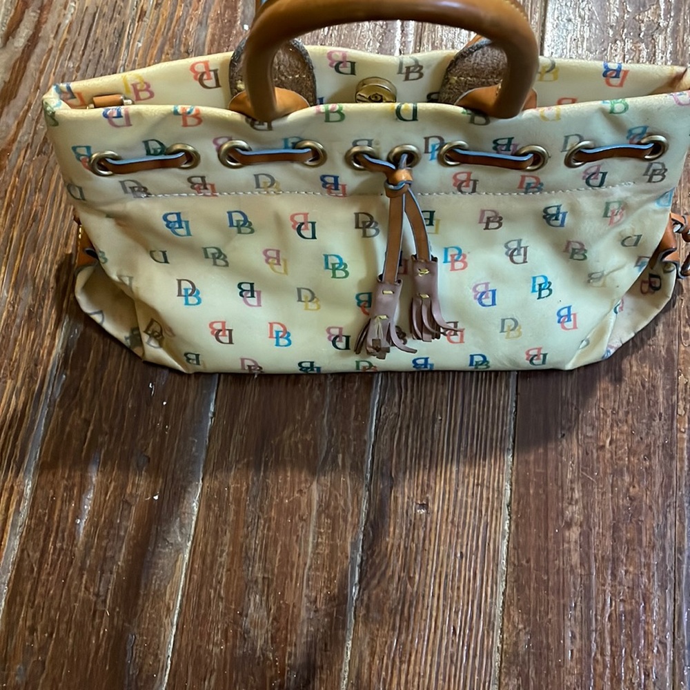 I’m selling my 2000s handbag a little discolored how ever still cute